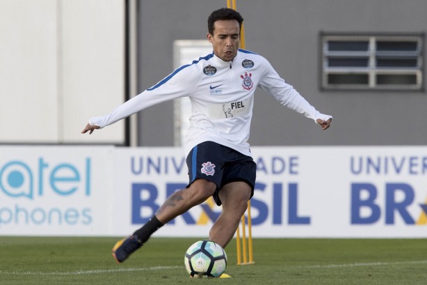 Pra manter o pé calibrado, Jadson treina finalizações