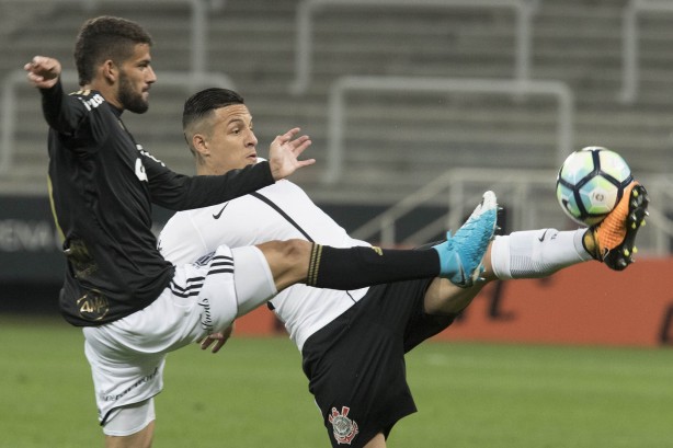Guilherme Arana em dividida com jogador da Ponte Preta