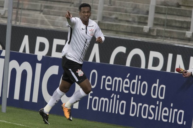 O atacante correu para comemorar o segundo gol diante a Ponte Preta