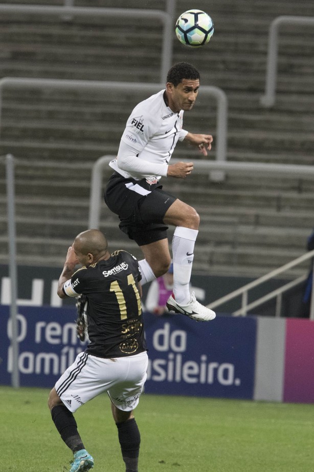 Olha a altura que o Pablo subiu para cabecear essa bola
