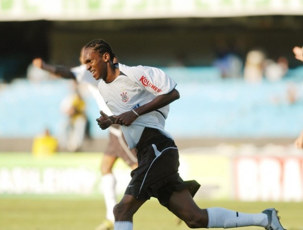 Jô comemora seu primeiro gol em clássico, em 2004
