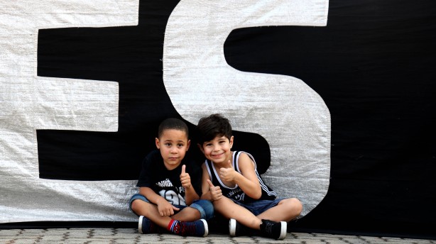 Crianada tambm fez parte do apoio da torcida do Corinthians