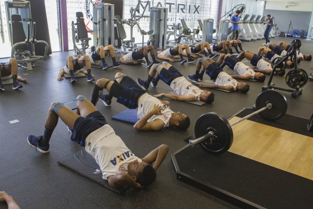 Elenco do Corinthians na parte interna do CT