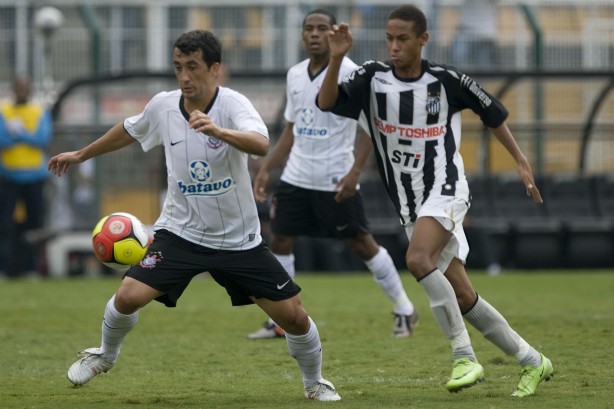 Neymar e Douglas durante a final do Paulisto 2009