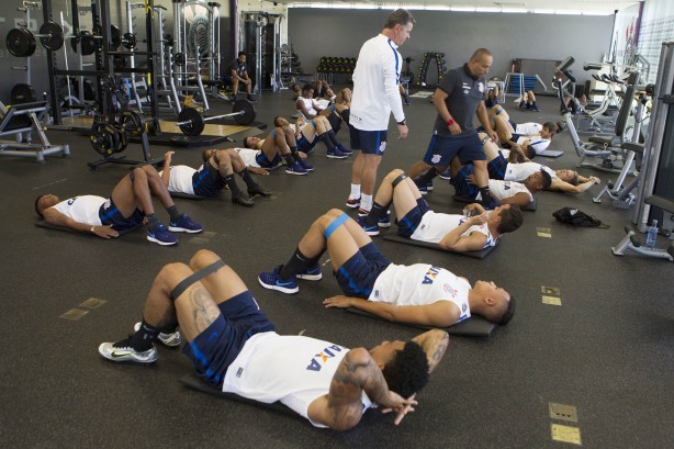 Walmir Cruz e o grupo na parte interna do CT do Timão