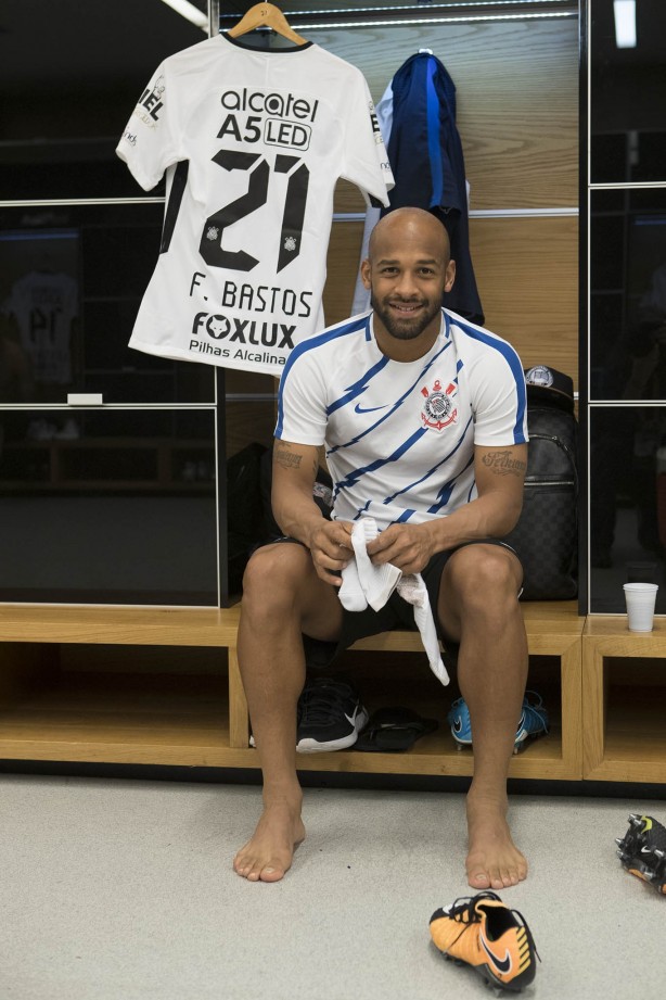 Fellipe Bastos no vestiário da Arena antes do jogo contra o Atlético-PR