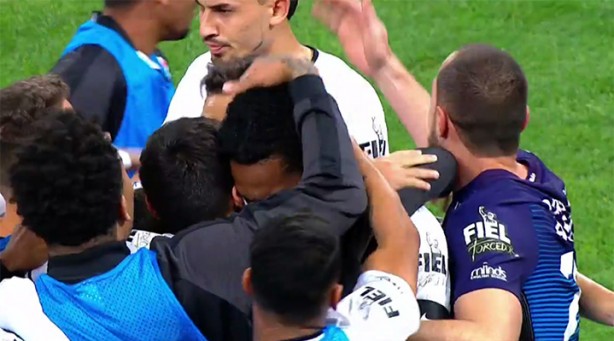 Jô comemora gol sobre o Atlético-PR, o oitavo dele no Brasileirão