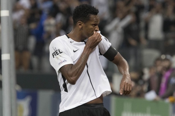 Jô também foi o autor do segundo tento do Timão contra o Atlético-PR