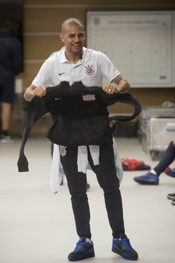 Clayton no vestiário da Arena antes do jogo contra a Ponte Preta