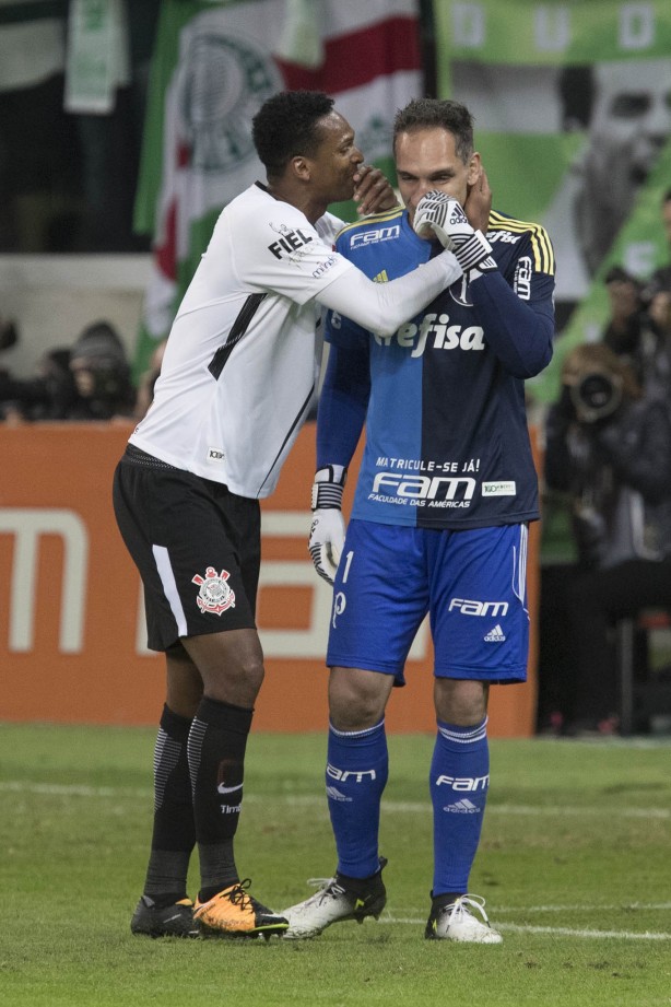 Jô e Fernando Prass, após o goleiro não pegar o pênalti de Jadson