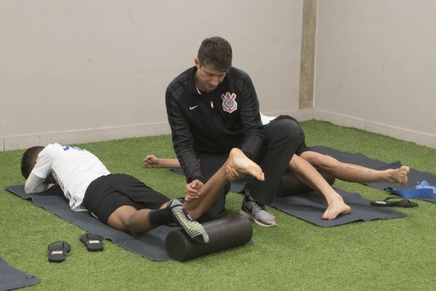Jogadores recebem massagem antes do jogo contra o Palmeiras