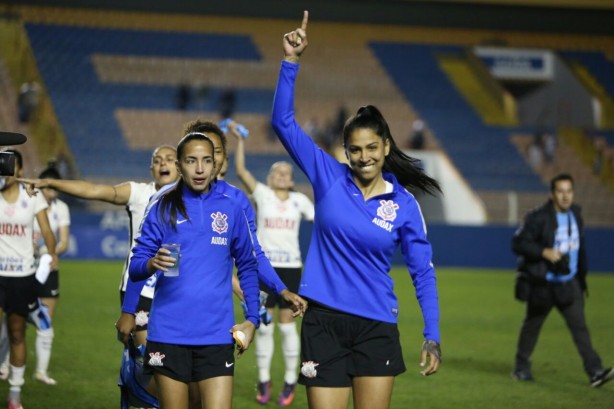 Jogando contra nove, as meninas do Corinthians só precisaram manter o resultado