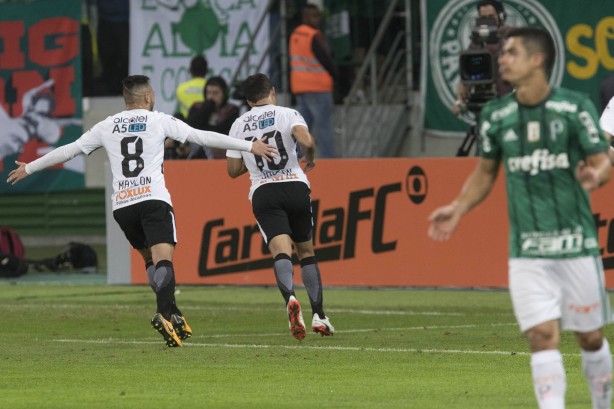 Maycon e Jadson comemoram o gol do maestro contra o Palmeiras