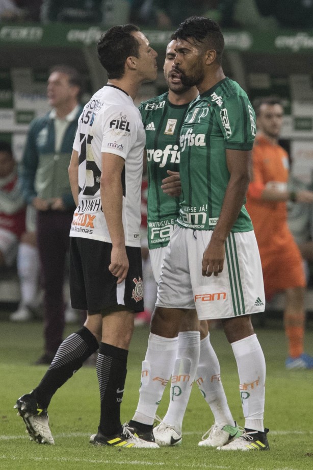 Rodriguinho encarando os jogadores do Palmeiras
