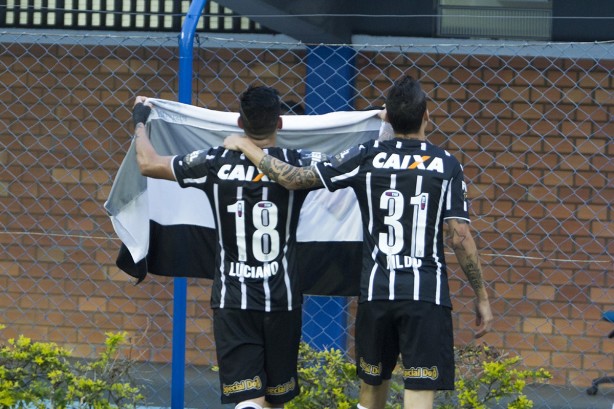 Luciano comemora, ao lado de Rildo, um dos dois gols diante do Avaí