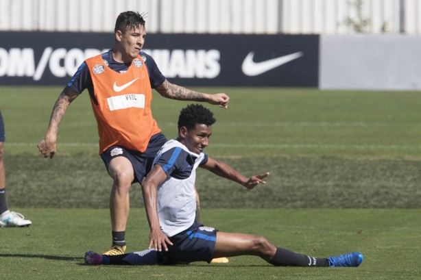 Suspenso no sábado, Arana também treinou com bola