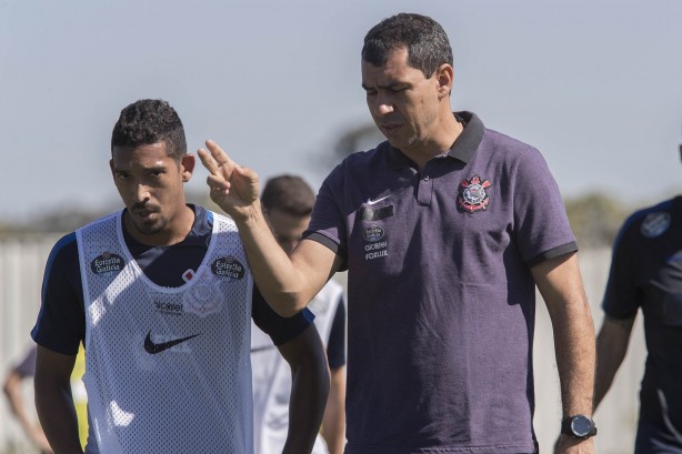Carille instrui Léo Príncipe durante treino