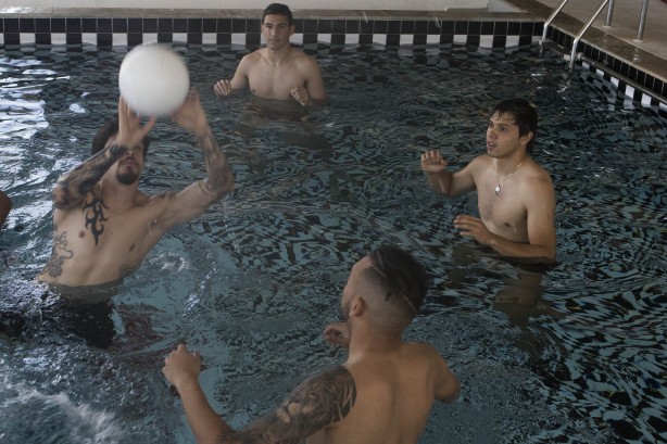 Jogadores titulares ficaram treinando mais leve na piscina