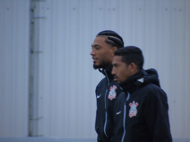 Kazim será opção no banco de reservas diante do Avaí