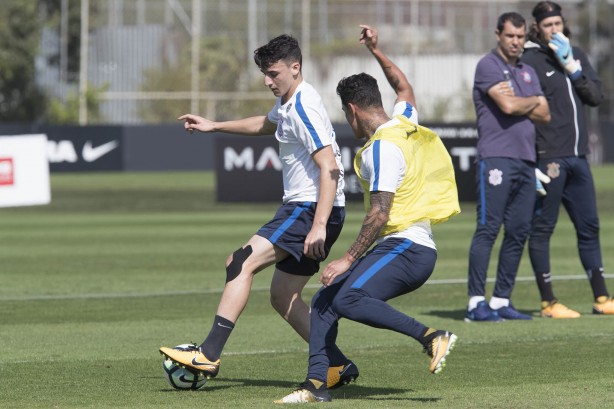 Mantuan e Pedrinho treinam sob o olhar atento de Carille