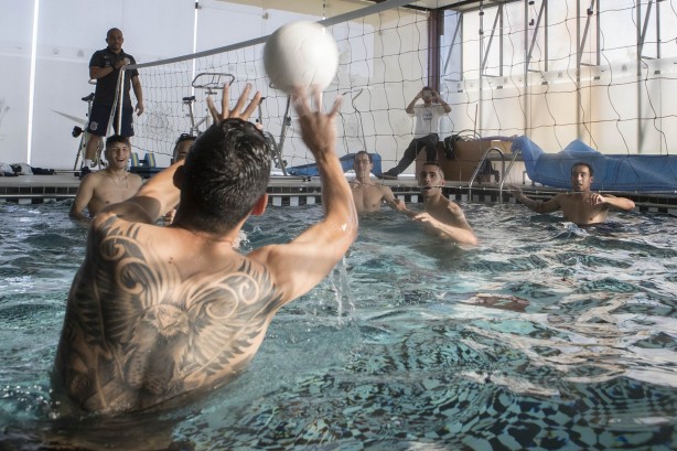 Olha o Balbuena defendendo a bola na piscina do CT