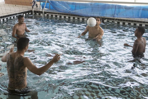 Treino na piscina durante reapresentação do elenco
