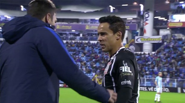 Após choque com Betão, Jadson deixou gramado com dores na região da costela
