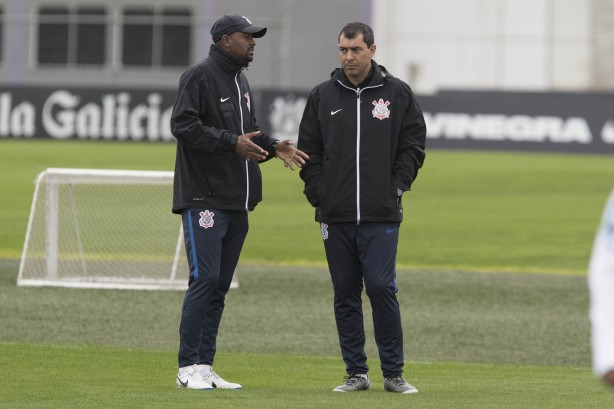 Fabinho e Carille comandaram o treino dos jogadores antes do confronto contra o Avaí