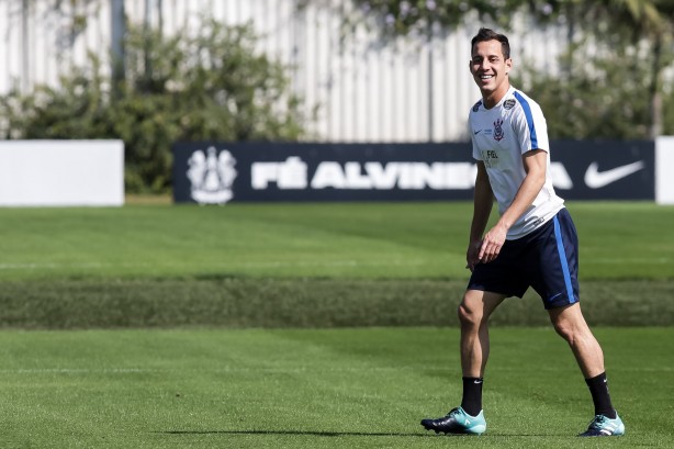 Rodriguinho, titular absoluto, em mais um treino