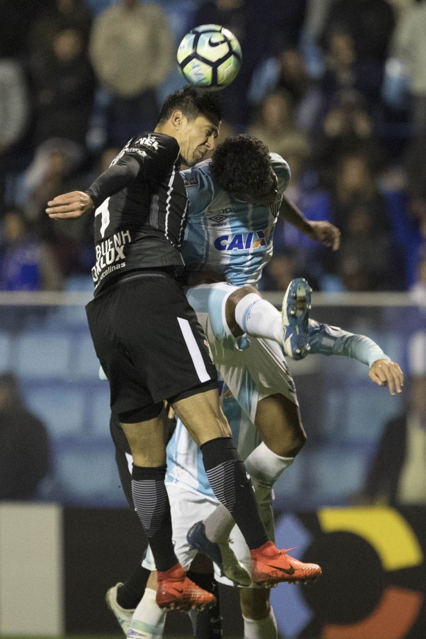Balbuena em dividida com goleiro do Avaí