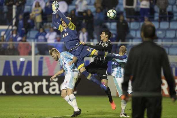 Balbuena em dividida com goleiro do Avaí
