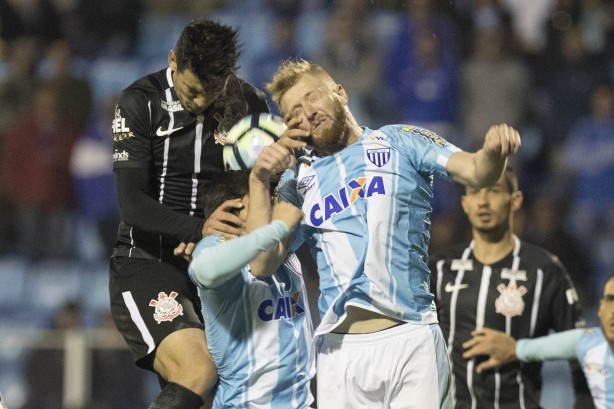 Balbuena em dividida com jogadores do Avaí