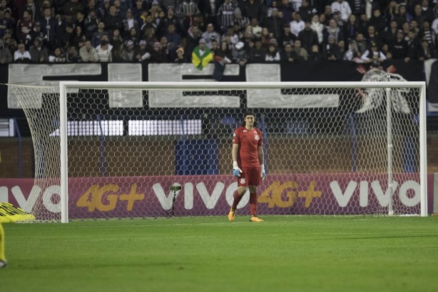 Cássio observa atentamente a partida contra o Avaí