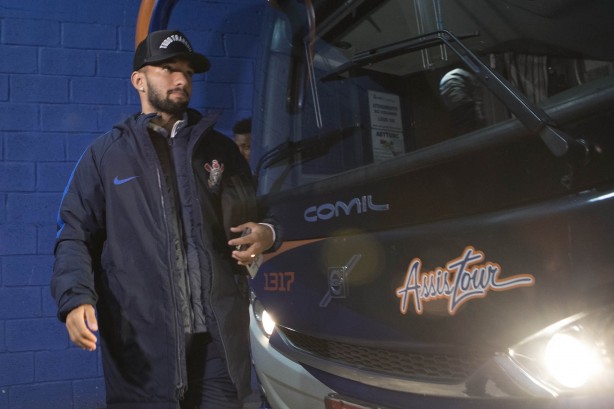Clayson antes da partida contra o Avaí pelo campeonato brasileiro
