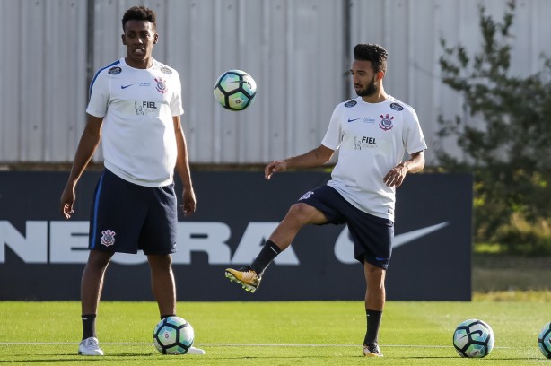 Clayson e Moisés treinam após partida contra o Avaí