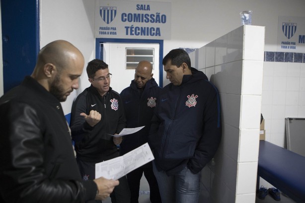 Comissão técnica debatem antes da partida contra o Avaí pelo campeonato brasileiro