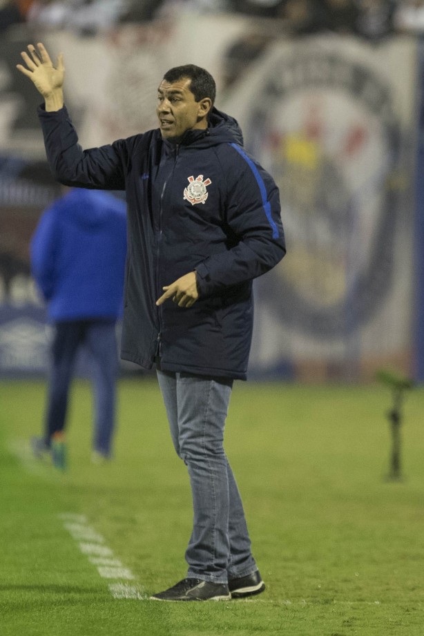 Fábio Carille chega orienta sua equipe na partida contra o Avaí