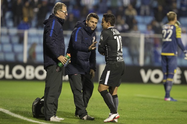 Jadson recebe orientações no jogo contra o Avaí