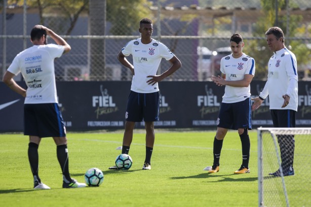 Jogadores no treino da manhã antes do embarque para o Rio