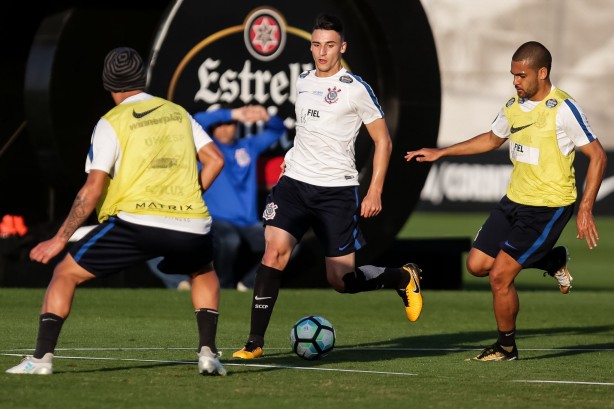 Jogadores reservas fazem trabalho depois da partida contra o Avaí