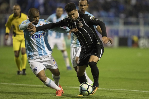 Marquinhos Gabriel ganha jogada no jogo contra o Avaí