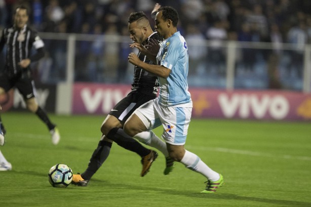 Maycon disputa jogada no ataque contra o Avaí