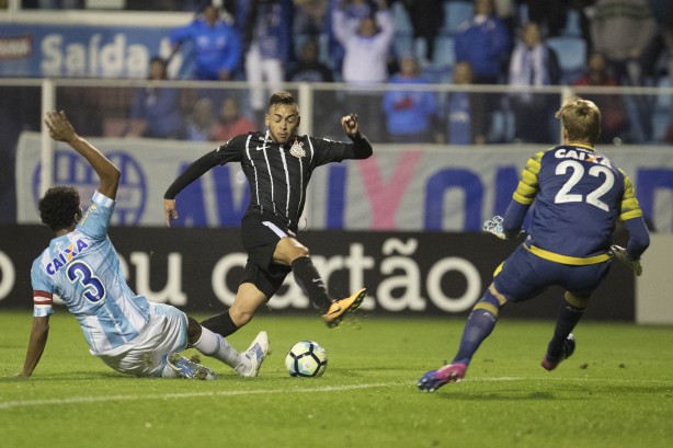 Maycon tenta jogada no ataque contra o Avaí