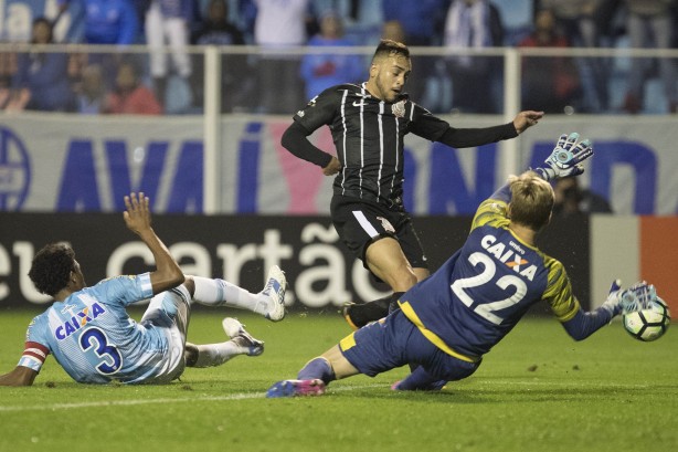 Maycon tenta jogada no ataque contra o Avaí