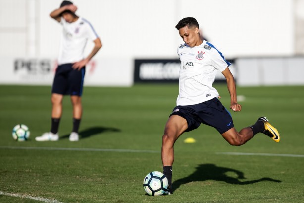 Pedrinho no treino após partida contra o Avaí