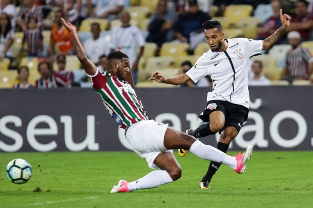 Clayson em ação contra o Fluminense no Maracanã pelo Brasileirão 2017