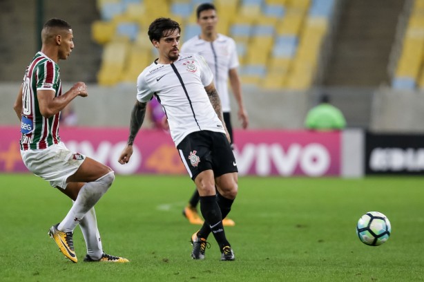 Fagner em ação contra o Fluminense no Maracanã pelo Brasileirão 2017