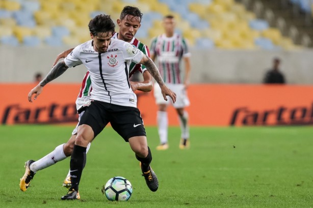 Fagner em ação contra o Fluminense no Maracanã pelo Brasileirão 2017