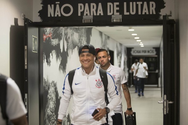 Giovanni Augusto e Maycon antes da partida contra o Patriotas pela Sulamericana