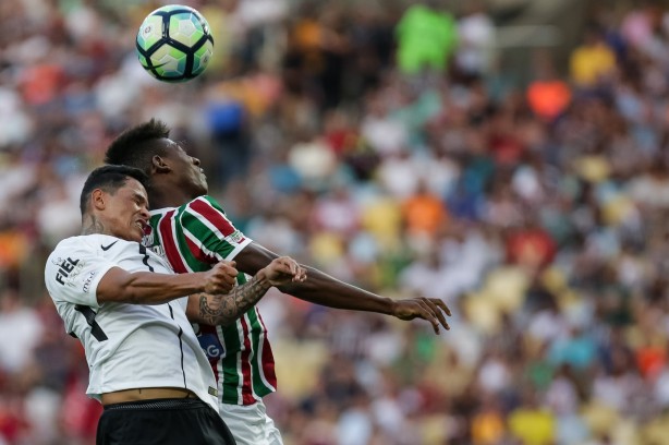 Giovanni Augusto em ação contra o Fluminense no Maracanã pelo Brasileirão 2017